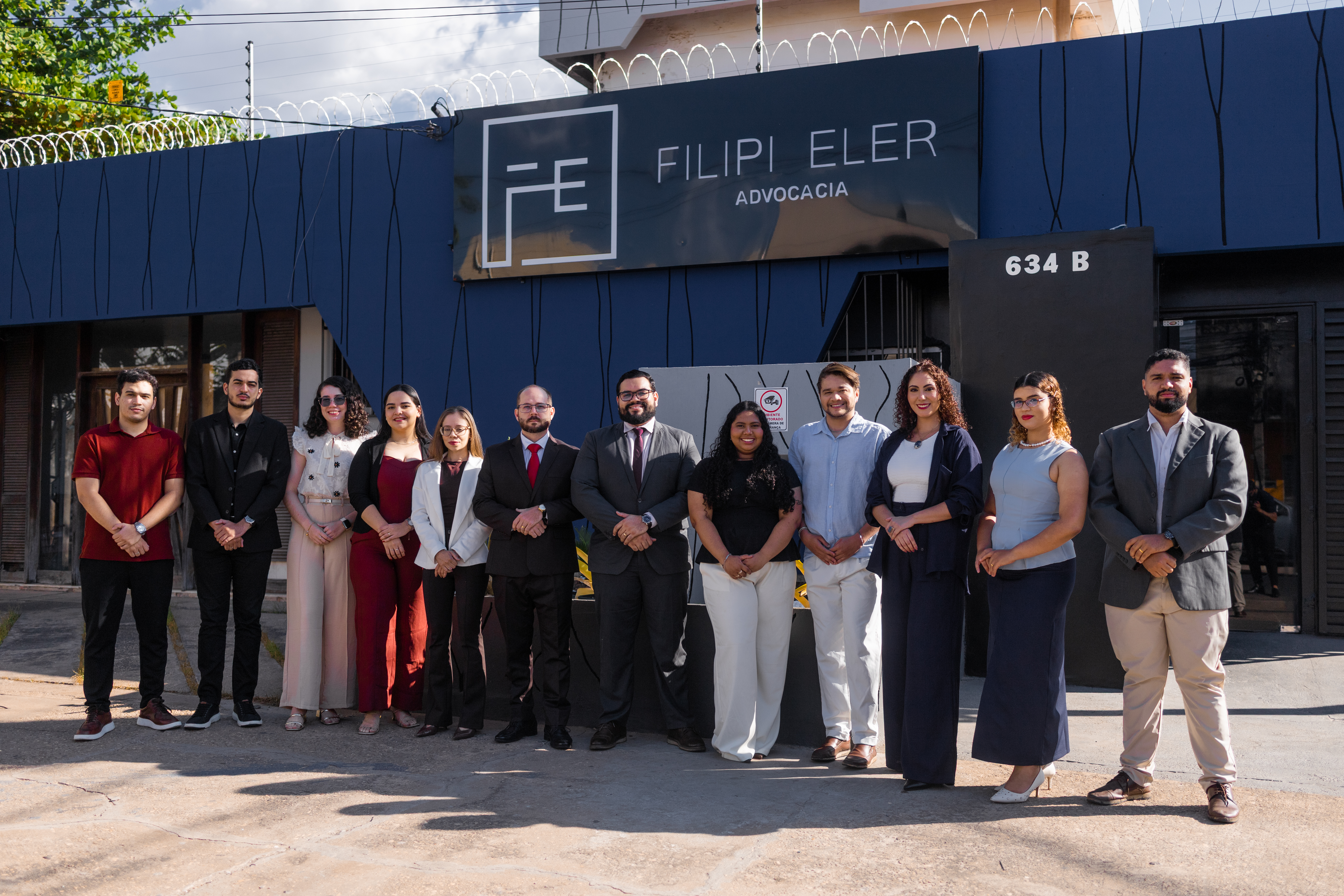 Equipe do Filipi Eler Advocacia em frente à sede