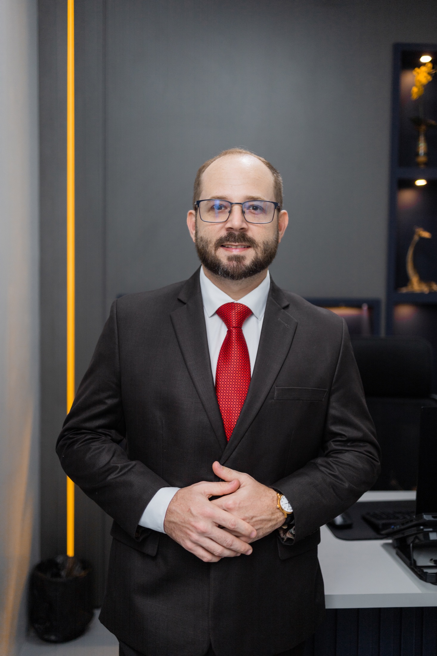 O advogado Filipi Bitti Eler no escritório
